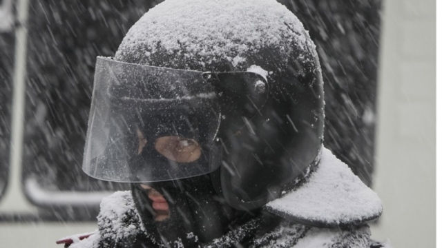 Ukraine protests draw hundreds of riot police