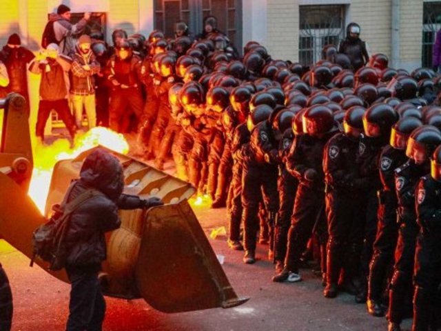 Ukrainians call for Yanukovych to resign in protests sparked by EU u-turn