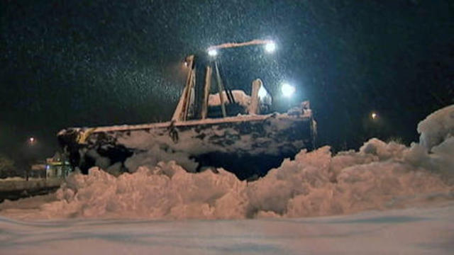 Big Storm Dumps Snow on East Coast, Travel Dicey