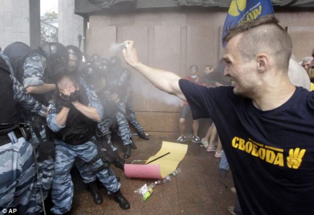 Ukrainians call for Yanukovych to resign in protests sparked by EU u-turn