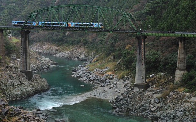 Montag finds "The Book People"