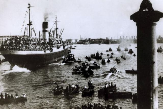 Italy invades Ethiopia