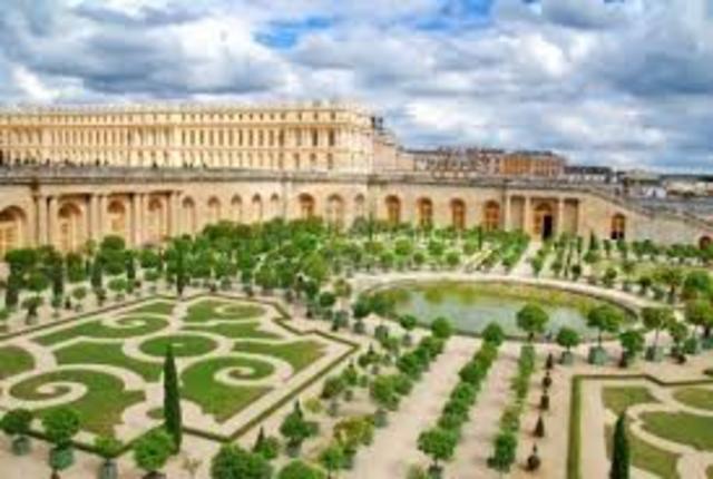 Louis XIV builds palace of Versailles