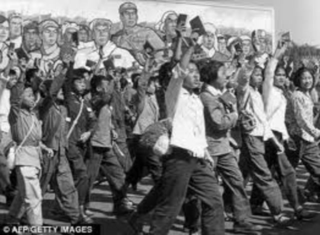 mao orders red guards to be broken apart