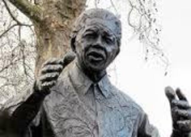 La policía detiene a Mandela.