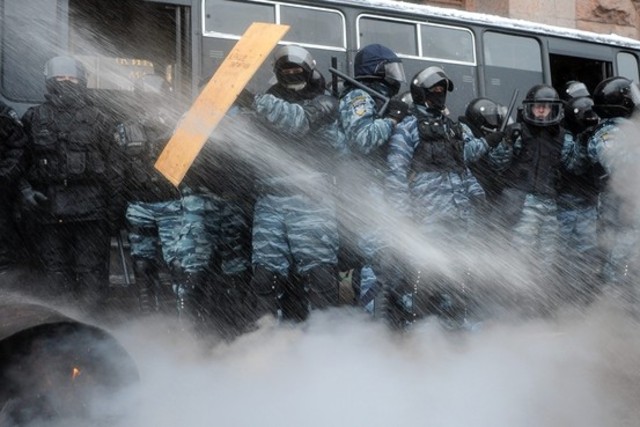 Ukraine Police Retreat, Protesters Dig In