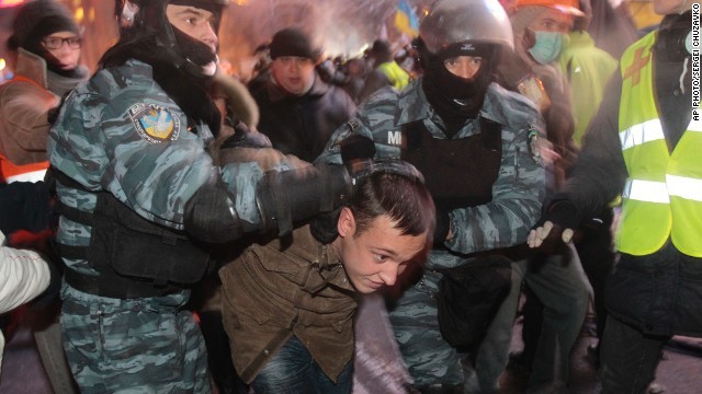 Ukraine: Protesters & Police