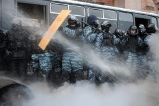 Ukraine Police Retreat, Protesters Dig In