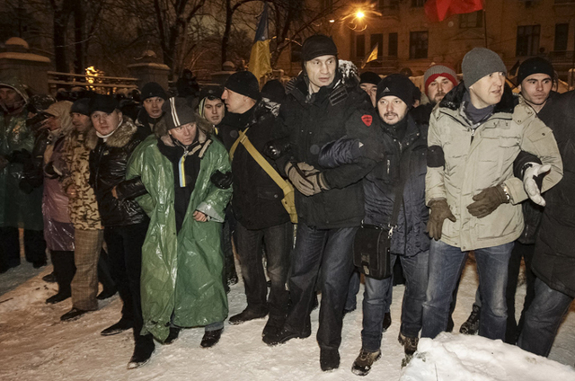 Ukraine protesters defy riot police