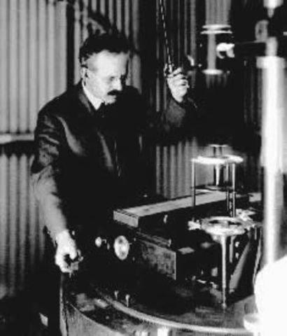 George Ellery Hale invents one of the first solar telescopes