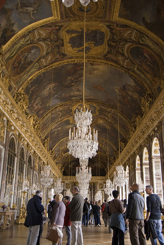 Louis XIV builds palace of Versailles