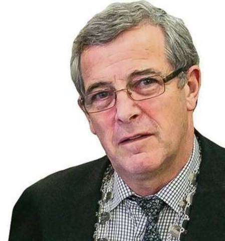 Mayor Pat Hussey FG withdraws in protest