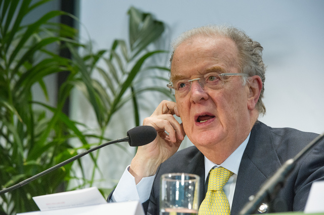 Jorge Sampaio assina o decreto que dissolve a Assembleia da República e convoca eleições legislativas para 20 de Fevereiro