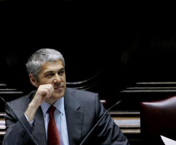 José Sócrates é eleito Secretário-Geral do Partido Socialista no seguimento da demissão de Ferro Rodrigues