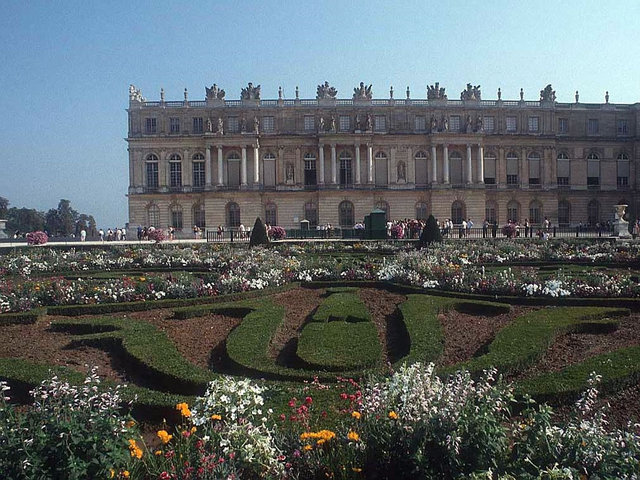 Louis XIV builds palace of Versailles