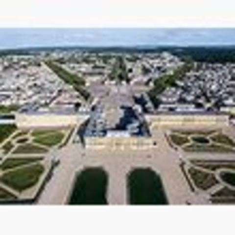 Louis XIV builds palace of Versailles