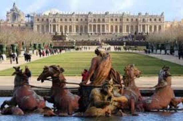 Louis XIV builds palace of Versailles