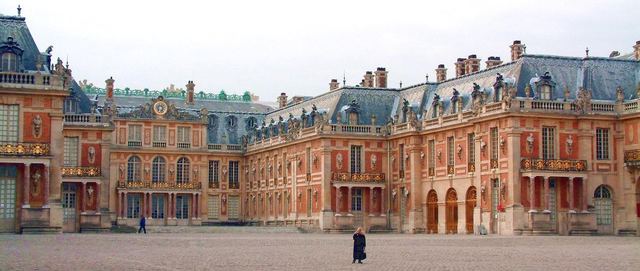 Louis XIV builds placeof Versailies