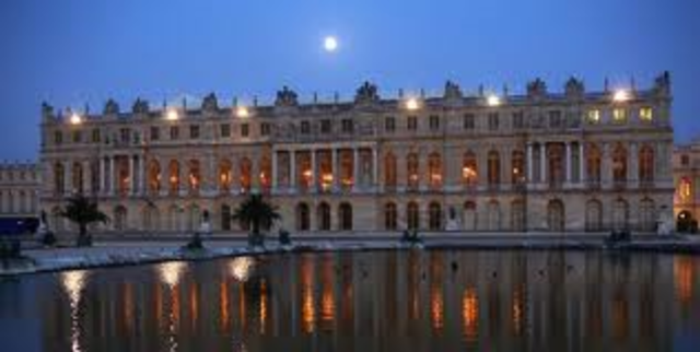 Louis XIV builds palace of Versailles