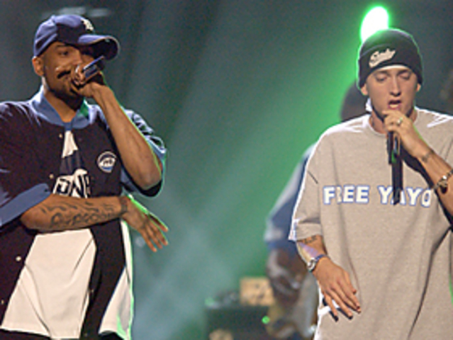 El comienza a rapear