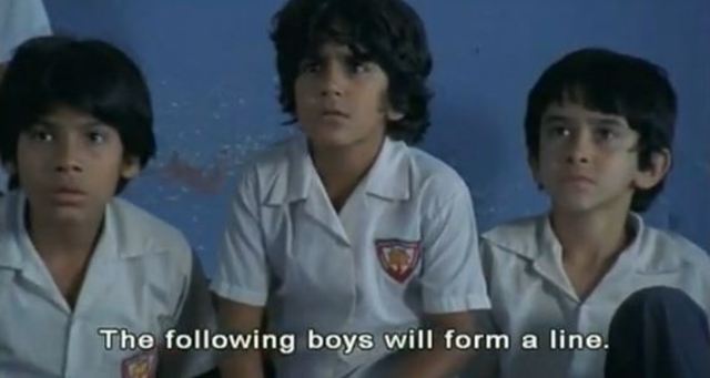 Un hombre llama los nombres de unos estudiantes y les dice que formen una línea.