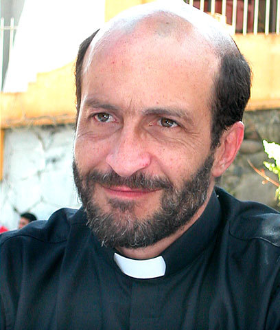 El cura tocaba la música muy fuerte para salvar Chava.