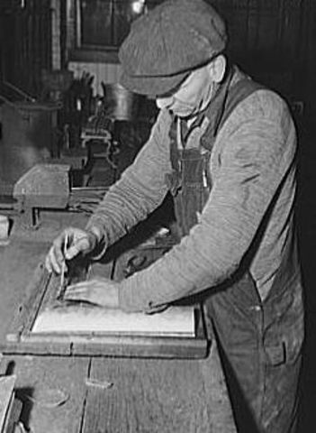 Vladek starts working as a tinman in Auschwitz