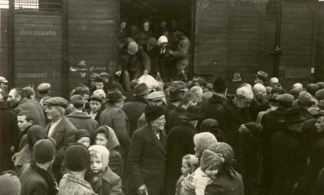 Ilzecki helps Vladek survive an attack