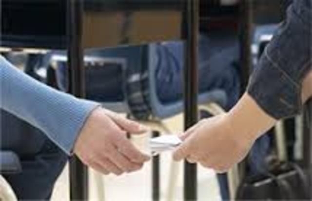 mancie becomes a messanger for Vladek and Anja