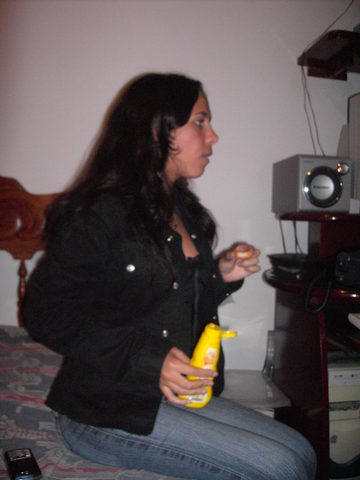 Uma apreciadora de mostarda com batata...