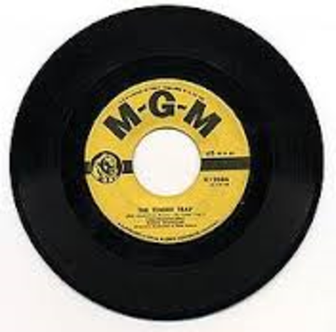 Monica Paula grava primeiro disco.