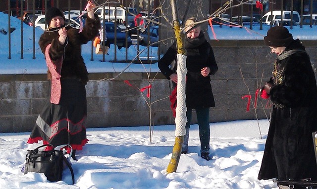 Слухачы УЗВ апранулі і ўпрыгожылі сваю алею ў заапарку