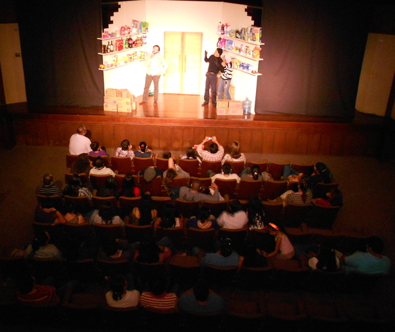 Funcion ALGO SE PUDRE EN LA DESPENSA en la UIS Guatiguara