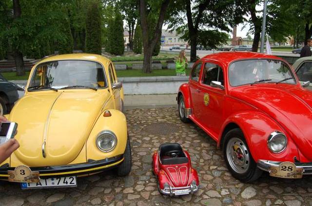 Vabalai, pasivertę automobiliais