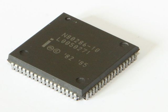 Primer Microprocesador Intel 80286 equipado con 134000 transistores el primero con compatibilidad con antecesores.