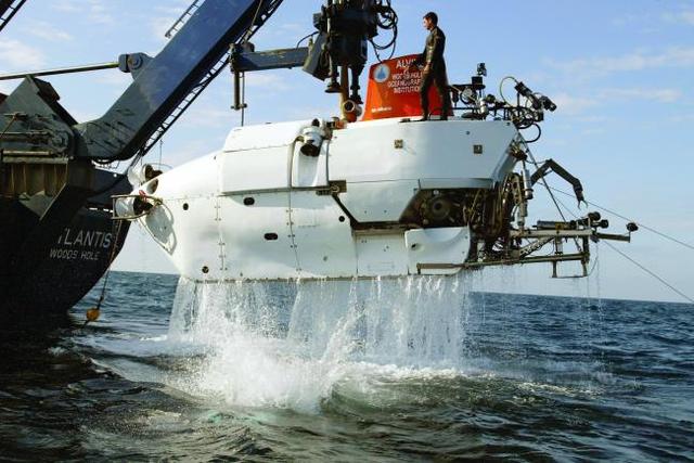 Robert Ballard joins the Navy.