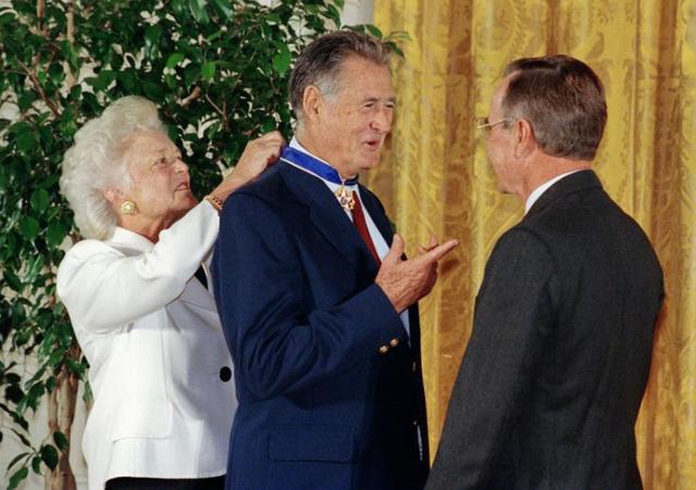 Ted Williams presented with the Presidential Medal of Freedom