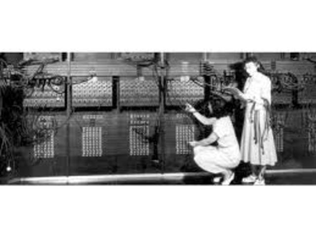 Es creada la computadora ENIAC para propósitos militares
