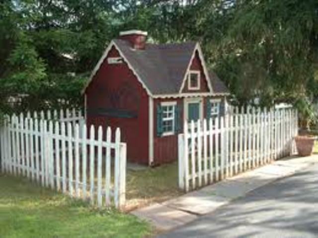 Mis padres y yo vivimos en el casa pequeño.