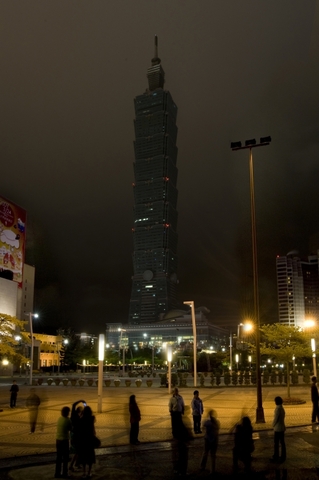 Ícones mundiais ficam no escuro pela Hora do Planeta