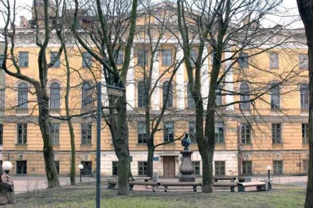 Присвоение институту статуса университета