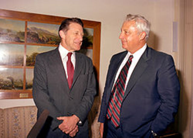 1999-1998 - שר החוץ ושר התשתיות הלאומיות