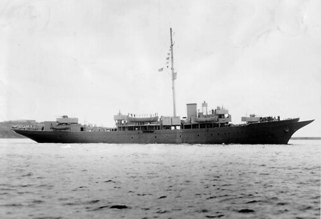 Ramfis Trujillo flees the country, giving up power