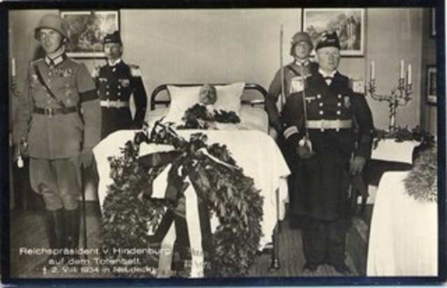Muere Hindenburg, siguente, totalitarismo..