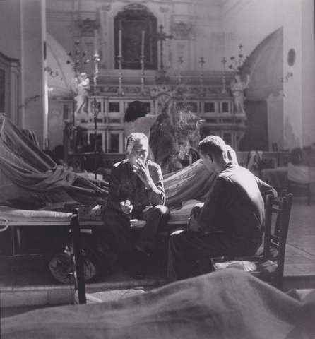 riprende due militari a Maiori