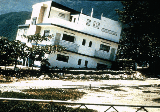 Earthquake destroys Carcaras Venezuela