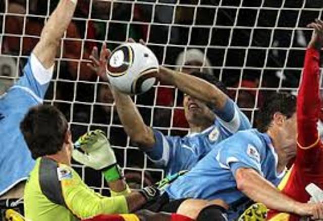 Suarez saves his team with a helping hand