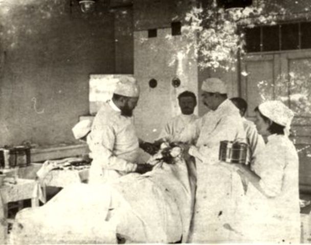 Возглавляет кафедру хирургии