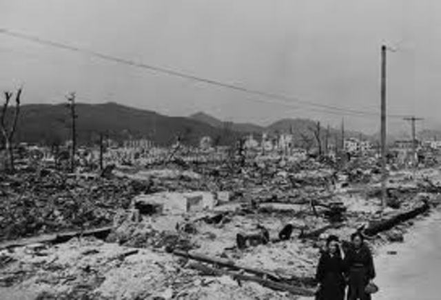 US drops atomic bombs on Hiroshima and Nagasaki
