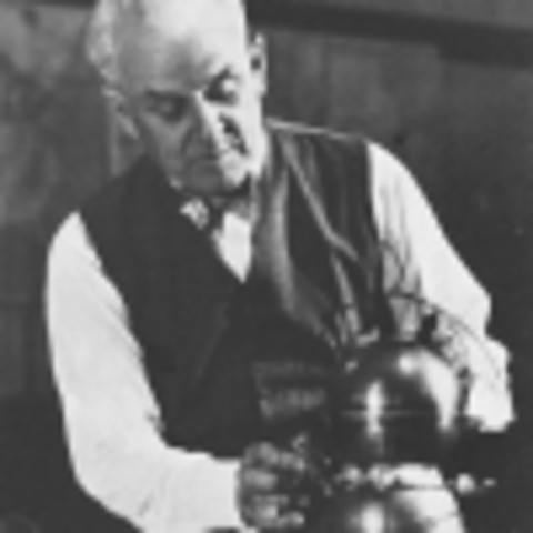 Robert Millikan mõõdab elektroni laengu.